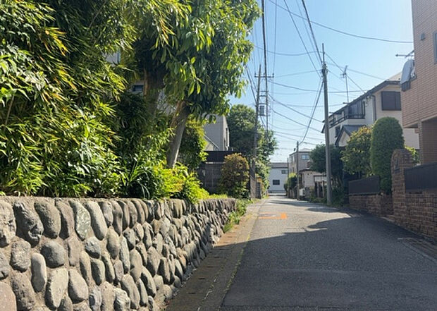 桜や紅葉の名所に出かける人は多いと思いますが、家にいながら季節の移ろいを感じる生活を送りませんか?リビングや窓から見える景色が生活を彩るワンポイントに!現地から見える景色を堪能してみては如何でしょう。