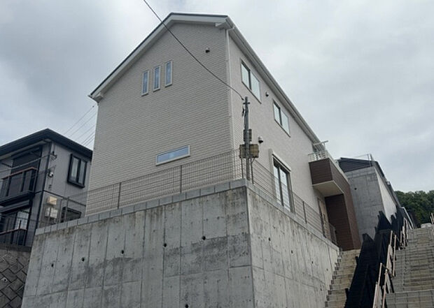 ついに完成致しました!現地をご見学に行く際は、道路の幅や周辺の交通量、施設などをご確認頂くことをおすすめします!物件の流れが早いため、内見をしたい方はお早めに当社営業までお問い合わせ頂きご予約下さい!