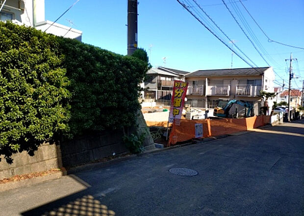 住宅用の土地では前面道路に2m以上接していなければならないと法律で定められています。しかし、お持ちの車のサイズやライフスタイルなどにより、2mでは利便が悪い場合もございますので、事前に確認しましょう。