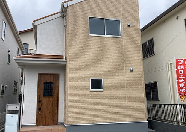 ついに完成致しました！現地をご見学に行く際は、道路の幅や周辺の交通量、施設などをご確認頂くことをおすすめします！物件の流れが早いため、内見をしたい方はお早めに当社営業までお問い合わせ頂きご予約下さい！