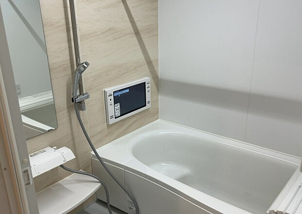入浴時の快適さも大事なことですが、綺麗な状態を維持できなければ気持ちよく入浴できません。毎日の掃除が楽という点は大事なポイントになります！カビが生えにくく掃除がしやすい、壁や浴槽を選ぶといいでしょう。