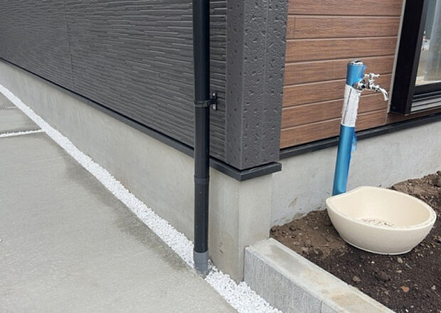 木造住宅とは土台、壁、柱など建築物の強度を支える構造体の材に木が使用されている構造を指します。構造体は建物の自重を支えるだけではなく風圧や水圧、積裁荷重などあらゆる衝撃に耐えるための基礎です。