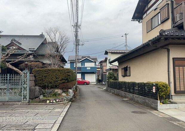 桜や紅葉の名所に出かける人は多いと思いますが、家にいながら季節の移ろいを感じる生活を送りませんか？リビングや窓から見える景色が生活を彩るワンポイントに！現地から見える景色を堪能してみては如何でしょう。