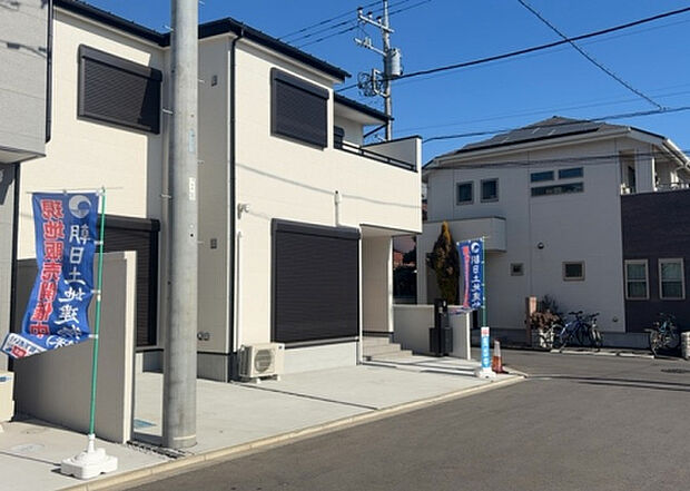 住宅用の土地では前面道路に2m以上接していなければならないと法律で定められています。しかし、お持ちの車のサイズやライフスタイルなどにより、2mでは利便が悪い場合もございますので、事前に確認しましょう。