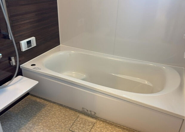 入浴時の快適さも大事なことですが、綺麗な状態を維持できなければ気持ちよく入浴できません。毎日の掃除が楽という点は大事なポイントになります！カビが生えにくく掃除がしやすい、壁や浴槽を選ぶといいでしょう。