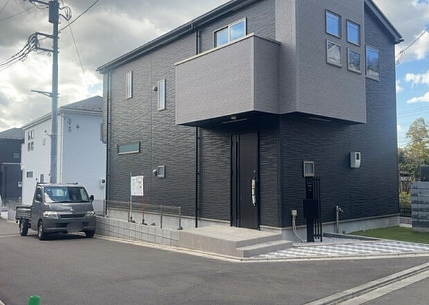 ついに完成致しました！現地をご見学に行く際は、道路の幅や周辺の交通量、施設などをご確認頂くことをおすすめします！物件の流れが早いため、内見をしたい方はお早めに当社営業までお問い合わせ頂きご予約下さい！