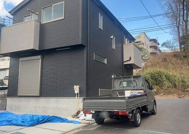 住宅用の土地では前面道路に2m以上接していなければならないと法律で定められています。しかし、お持ちの車のサイズやライフスタイルなどにより、2mでは利便が悪い場合もございますので、事前に確認しましょう。
