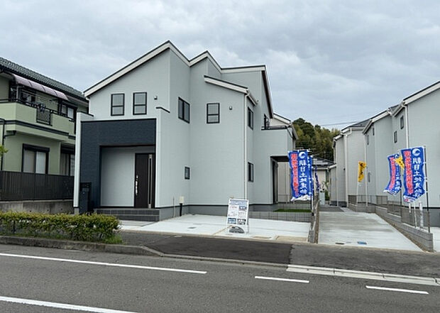 住宅用の土地では前面道路に2m以上接していなければならないと法律で定められています。しかし、お持ちの車のサイズやライフスタイルなどにより、2mでは利便が悪い場合もございますので、事前に確認しましょう。