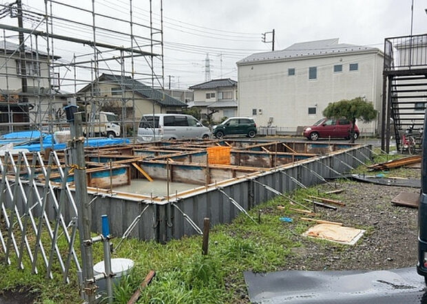 現地をご見学に行く際は、道路の幅や周辺の交通量、施設などをご確認頂くことをおすすめします！ある程度イメージをつけたいという場合は、同売主の施工事例や完成パースもお見せします。