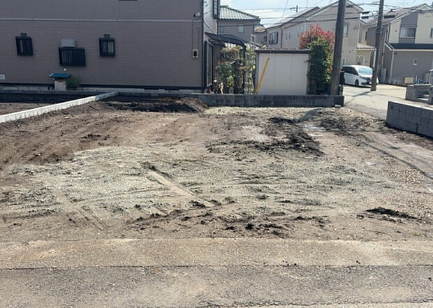 現地をご見学に行く際は、道路の幅や周辺の交通量、施設などをご確認頂くことをおすすめします！ある程度イメージをつけたいという場合は、同売主の施工事例や完成パースもお見せします。