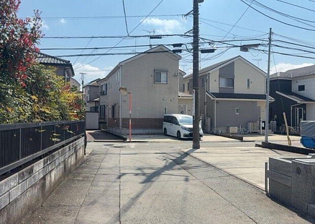 桜や紅葉の名所に出かける人は多いと思いますが、家にいながら季節の移ろいを感じる生活を送りませんか？リビングや窓から見える景色が生活を彩るワンポイントに！現地から見える景色を堪能してみては如何でしょう。
