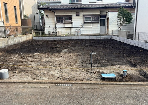 現地をご見学に行く際は、道路の幅や周辺の交通量、施設などをご確認頂くことをおすすめします！ある程度イメージをつけたいという場合は、同売主の施工事例や完成パースもお見せします。