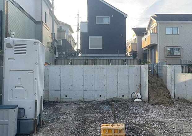 現地をご見学に行く際は、道路の幅や周辺の交通量、施設などをご確認頂くことをおすすめします！ある程度イメージをつけたいという場合は、同売主の施工事例や完成パースもお見せします。