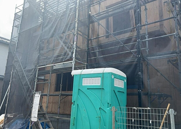 現地をご見学に行く際は、道路の幅や周辺の交通量、施設などをご確認頂くことをおすすめします！ある程度イメージをつけたいという場合は、同売主の施工事例や完成パースもお見せします。