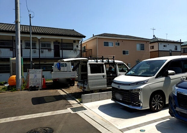 住宅用の土地では前面道路に2m以上接していなければならないと法律で定められています。しかし、お持ちの車のサイズやライフスタイルなどにより、2mでは利便が悪い場合もございますので、事前に確認しましょう。