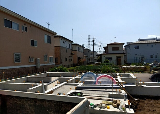 現地をご見学に行く際は、道路の幅や周辺の交通量、施設などをご確認頂くことをおすすめします！ある程度イメージをつけたいという場合は、同売主の施工事例や完成パースもお見せします。