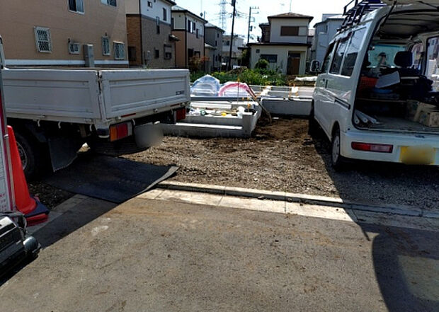 車一台あたりに必要なスペースは、標準サイズの普通自動車で横幅2m50cm、長さ5mは必要になります。ただし、乗降のことも考慮して横幅3m30cm、長さ5m50cmほどは確保できるところを選びましょう。