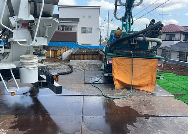 住宅用の土地では前面道路に2m以上接していなければならないと法律で定められています。しかし、お持ちの車のサイズやライフスタイルなどにより、2mでは利便が悪い場合もございますので、事前に確認しましょう。