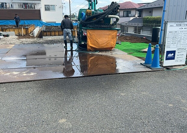 車一台あたりに必要なスペースは、標準サイズの普通自動車で横幅2m50cm、長さ5mは必要になります。ただし、乗降のことも考慮して横幅3m30cm、長さ5m50cmほどは確保できるところを選びましょう。