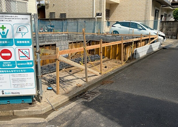 車一台あたりに必要なスペースは、標準サイズの普通自動車で横幅2m50cm、長さ5mは必要になります。ただし、乗降のことも考慮して横幅3m30cm、長さ5m50cmほどは確保できるところを選びましょう。