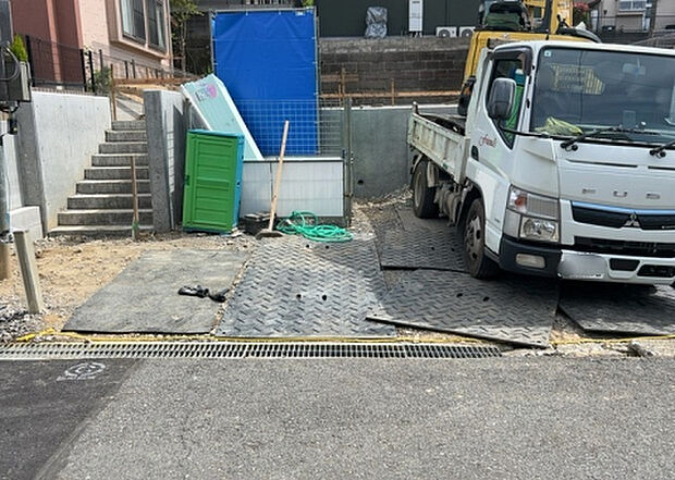 車一台あたりに必要なスペースは、標準サイズの普通自動車で横幅2m50cm、長さ5mは必要になります。ただし、乗降のことも考慮して横幅3m30cm、長さ5m50cmほどは確保できるところを選びましょう。