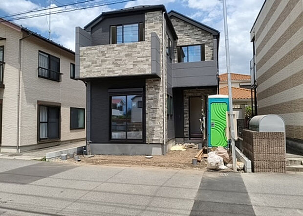 住宅用の土地では前面道路に2m以上接していなければならないと法律で定められています。しかし、お持ちの車のサイズやライフスタイルなどにより、2mでは利便が悪い場合もございますので、事前に確認しましょう。