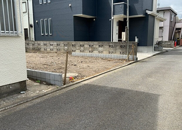 住宅用の土地では前面道路に2m以上接していなければならないと法律で定められています。しかし、お持ちの車のサイズやライフスタイルなどにより、2mでは利便が悪い場合もございますので、事前に確認しましょう。