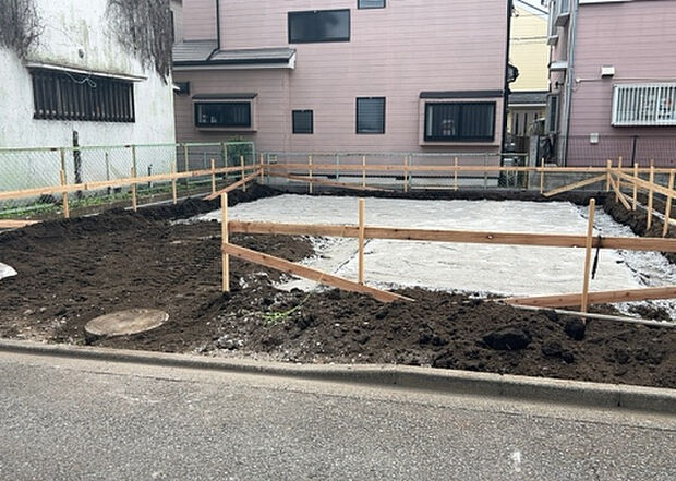 住宅用の土地では前面道路に2m以上接していなければならないと法律で定められています。しかし、お持ちの車のサイズやライフスタイルなどにより、2mでは利便が悪い場合もございますので、事前に確認しましょう。