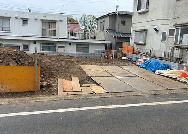 現地をご見学に行く際は、道路の幅や周辺の交通量、施設などをご確認頂くことをおすすめします!ある程度イメージをつけたいという場合は、同売主の施工事例や完成パースもお見せします。