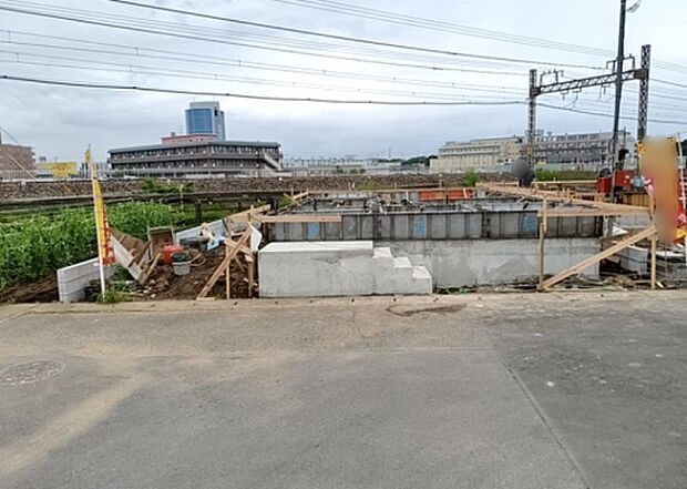 住宅用の土地では前面道路に2m以上接していなければならないと法律で定められています。しかし、お持ちの車のサイズやライフスタイルなどにより、2mでは利便が悪い場合もございますので、事前に確認しましょう。
