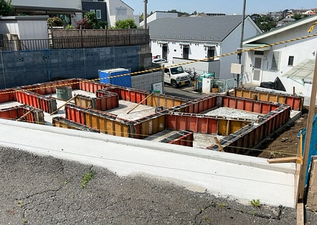 住宅用の土地では前面道路に2m以上接していなければならないと法律で定められています。しかし、お持ちの車のサイズやライフスタイルなどにより、2mでは利便が悪い場合もございますので、事前に確認しましょう。