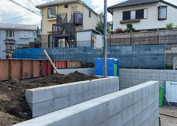 木造住宅とは土台、壁、柱など建築物の強度を支える構造体の材に木が使用されている構造を指します。構造体は建物の自重を支えるだけではなく風圧や水圧、積裁荷重などあらゆる衝撃に耐えるための基礎です。