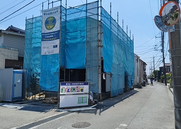 住宅用の土地では前面道路に2m以上接していなければならないと法律で定められています。しかし、お持ちの車のサイズやライフスタイルなどにより、2mでは利便が悪い場合もございますので、事前に確認しましょう。