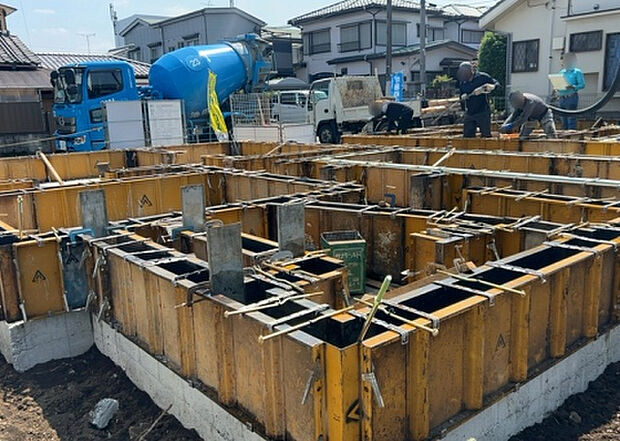 木造住宅とは土台、壁、柱など建築物の強度を支える構造体の材に木が使用されている構造を指します。構造体は建物の自重を支えるだけではなく風圧や水圧、積裁荷重などあらゆる衝撃に耐えるための基礎です。
