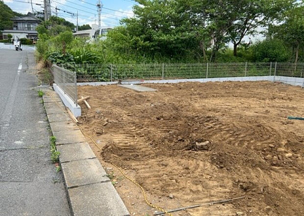車一台あたりに必要なスペースは、標準サイズの普通自動車で横幅2m50cm、長さ5mは必要になります。ただし、乗降のことも考慮して横幅3m30cm、長さ5m50cmほどは確保できるところを選びましょう。