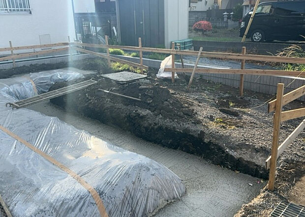 車一台あたりに必要なスペースは、標準サイズの普通自動車で横幅2m50cm、長さ5mは必要になります。ただし、乗降のことも考慮して横幅3m30cm、長さ5m50cmほどは確保できるところを選びましょう。