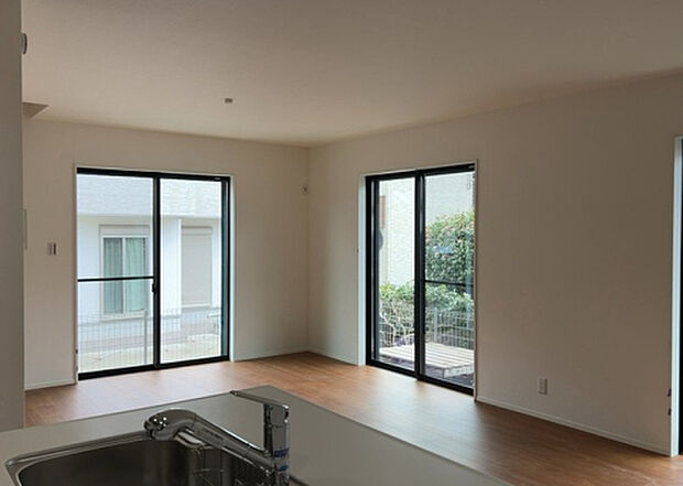 リビングの間取りの種類は大きくわけてリビングとダイニングが別になっているタイプ、リビングダイニング一体型です。どちらも一長一短ですので、家を選ぶ時はその両面をチェックして決めるようにしましょう。