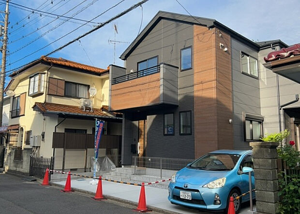 住宅用の土地では前面道路に2m以上接していなければならないと法律で定められています。しかし、お持ちの車のサイズやライフスタイルなどにより、2mでは利便が悪い場合もございますので、事前に確認しましょう。