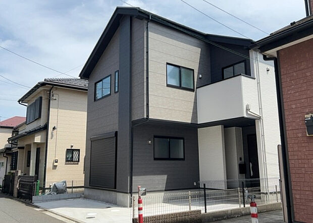 住宅用の土地では前面道路に2m以上接していなければならないと法律で定められています。しかし、お持ちの車のサイズやライフスタイルなどにより、2mでは利便が悪い場合もございますので、事前に確認しましょう。