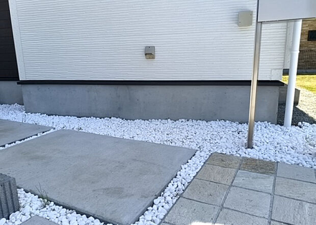 木造住宅とは土台、壁、柱など建築物の強度を支える構造体の材に木が使用されている構造を指します。構造体は建物の自重を支えるだけではなく風圧や水圧、積裁荷重などあらゆる衝撃に耐えるための基礎です。