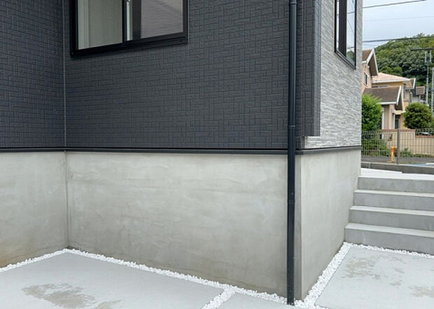 木造住宅とは土台、壁、柱など建築物の強度を支える構造体の材に木が使用されている構造を指します。構造体は建物の自重を支えるだけではなく風圧や水圧、積裁荷重などあらゆる衝撃に耐えるための基礎です。