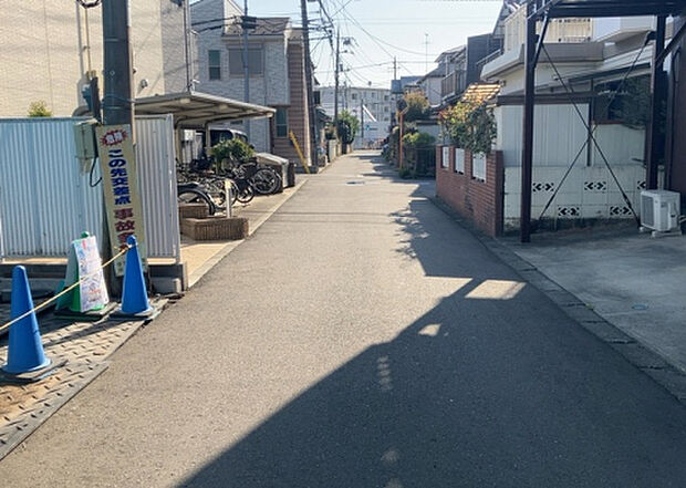 住宅用の土地では前面道路に2m以上接していなければならないと法律で定められています。しかし、お持ちの車のサイズやライフスタイルなどにより、2mでは利便が悪い場合もございますので、事前に確認しましょう。