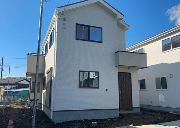 ついに完成致しました！現地をご見学に行く際は、道路の幅や周辺の交通量、施設などをご確認頂くことをおすすめします！物件の流れが早いため、内見をしたい方はお早めに当社営業までお問い合わせ頂きご予約下さい！