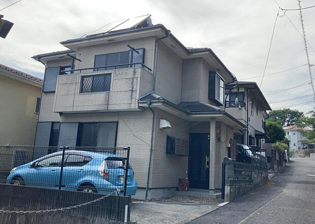 住宅用の土地では前面道路に2m以上接していなければならないと法律で定められています。しかし、お持ちの車のサイズやライフスタイルなどにより、2mでは利便が悪い場合もございますので、事前に確認しましょう。