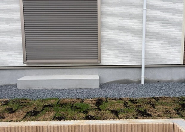 木造住宅とは土台、壁、柱など建築物の強度を支える構造体の材に木が使用されている構造を指します。構造体は建物の自重を支えるだけではなく風圧や水圧、積裁荷重などあらゆる衝撃に耐えるための基礎です。
