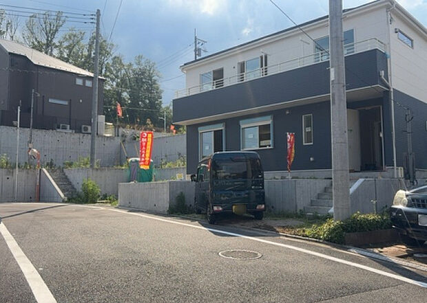 住宅用の土地では前面道路に2m以上接していなければならないと法律で定められています。しかし、お持ちの車のサイズやライフスタイルなどにより、2mでは利便が悪い場合もございますので、事前に確認しましょう。