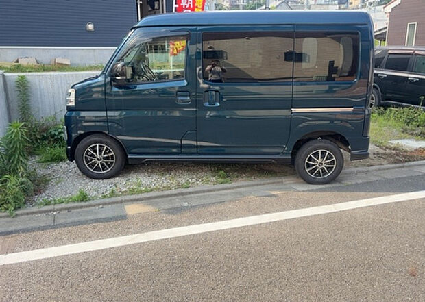 車一台あたりに必要なスペースは、標準サイズの普通自動車で横幅2m50cm、長さ5mは必要になります。ただし、乗降のことも考慮して横幅3m30cm、長さ5m50cmほどは確保できるところを選びましょう。