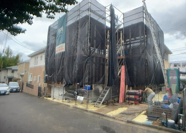 住宅用の土地では前面道路に2m以上接していなければならないと法律で定められています。しかし、お持ちの車のサイズやライフスタイルなどにより、2mでは利便が悪い場合もございますので、事前に確認しましょう。