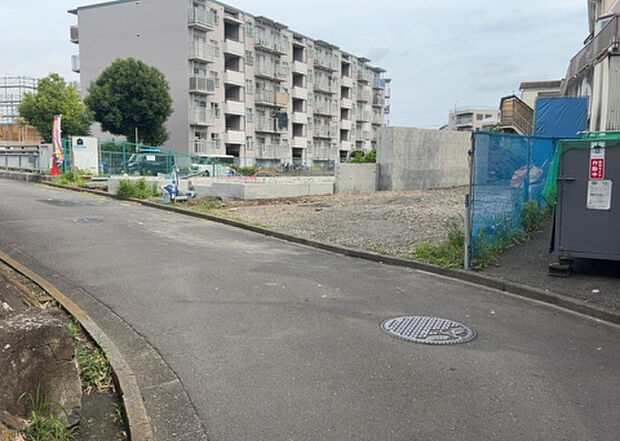 住宅用の土地では前面道路に2m以上接していなければならないと法律で定められています。しかし、お持ちの車のサイズやライフスタイルなどにより、2mでは利便が悪い場合もございますので、事前に確認しましょう。