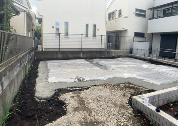 木造住宅とは土台、壁、柱など建築物の強度を支える構造体の材に木が使用されている構造を指します。構造体は建物の自重を支えるだけではなく風圧や水圧、積裁荷重などあらゆる衝撃に耐えるための基礎です。